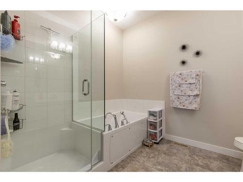 1-59 Aquitania Circle West, Lethbridge, AB - Indoor Photo Showing Bathroom
