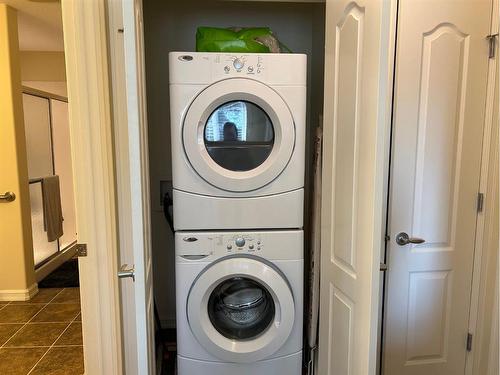 35S 2 Street West, Magrath, AB - Indoor Photo Showing Laundry Room