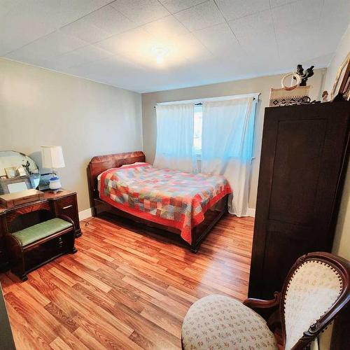 501 Highway, Cardston, AB - Indoor Photo Showing Bedroom