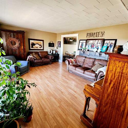501 Highway, Cardston, AB - Indoor Photo Showing Living Room