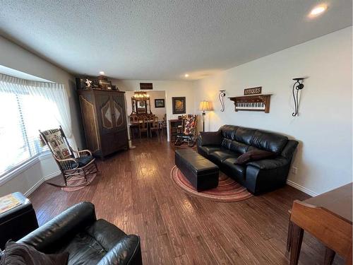 1201 8 Street East, Cardston, AB - Indoor Photo Showing Living Room