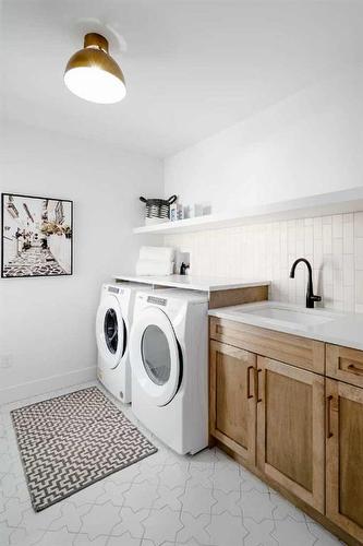240 Blackwolf Place North, Lethbridge, AB - Indoor Photo Showing Laundry Room