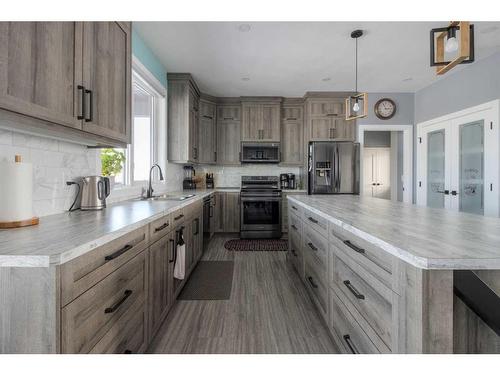37 Quarry Bank Road, Raymond, AB - Indoor Photo Showing Kitchen With Upgraded Kitchen