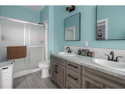 37 Quarry Bank Road, Raymond, AB - Indoor Photo Showing Bathroom