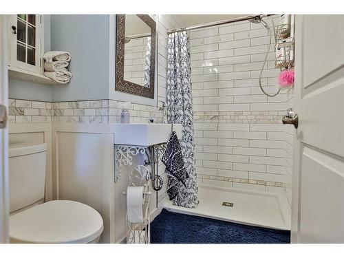 1715 7 Avenue South, Lethbridge, AB - Indoor Photo Showing Bathroom