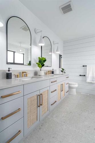 4526 31 Avenue South, Lethbridge, AB - Indoor Photo Showing Bathroom