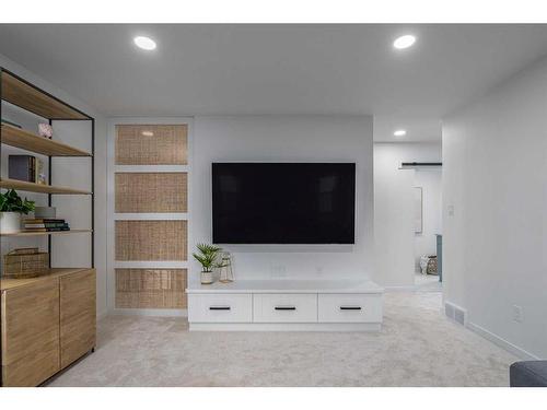 4526 31 Avenue South, Lethbridge, AB - Indoor Photo Showing Living Room