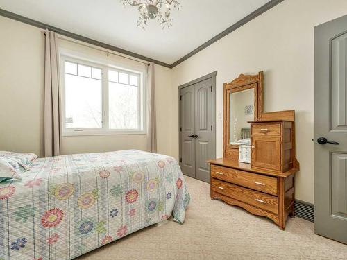 9-94027 843 Highway, Rural Lethbridge County, AB - Indoor Photo Showing Bedroom