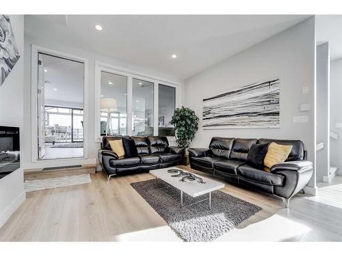 1513 Coalbanks Boulevard West, Lethbridge, AB - Indoor Photo Showing Living Room