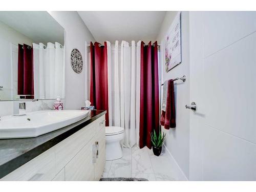 1513 Coalbanks Boulevard West, Lethbridge, AB - Indoor Photo Showing Bathroom