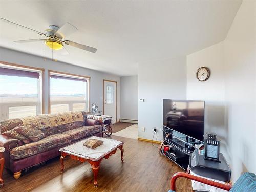 7515 29-3 Range Road, Rural Pincher Creek No. 9, M.D. Of, AB - Indoor Photo Showing Living Room
