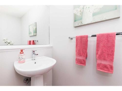 4410 40 Avenue South, Lethbridge, AB - Indoor Photo Showing Bathroom