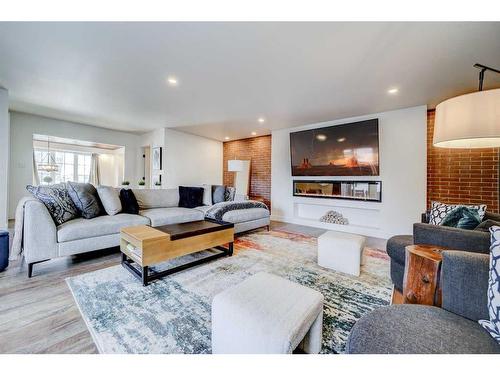 311 Dieppe Boulevard South, Lethbridge, AB - Indoor Photo Showing Living Room