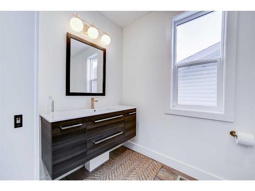 311 Dieppe Boulevard South, Lethbridge, AB - Indoor Photo Showing Bathroom