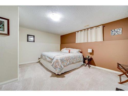 47 Fairmont Road South, Lethbridge, AB - Indoor Photo Showing Bedroom