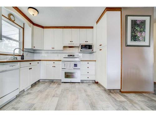 5925 57 Street, Taber, AB - Indoor Photo Showing Kitchen