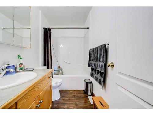 5925 57 Street, Taber, AB - Indoor Photo Showing Bathroom
