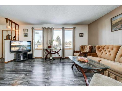 5925 57 Street, Taber, AB - Indoor Photo Showing Living Room