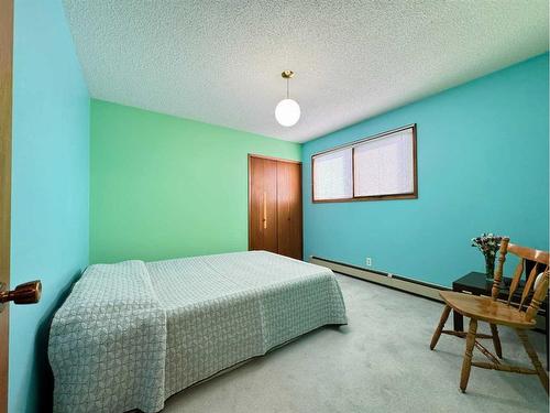 645 12 Street North, Lethbridge, AB - Indoor Photo Showing Bedroom