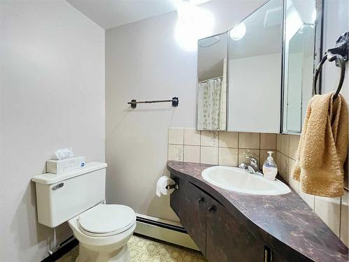 645 12 Street North, Lethbridge, AB - Indoor Photo Showing Bathroom
