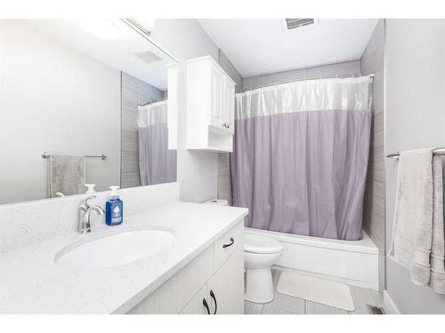 2 Assiniboia Road West, Lethbridge, AB - Indoor Photo Showing Bathroom