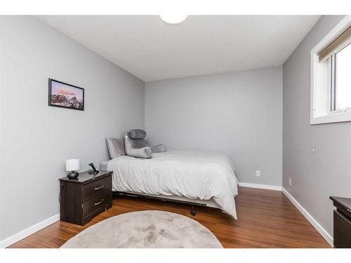 2 Assiniboia Road West, Lethbridge, AB - Indoor Photo Showing Bedroom