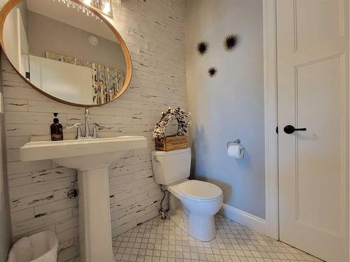 3204 23 Street, Coaldale, AB - Indoor Photo Showing Bathroom