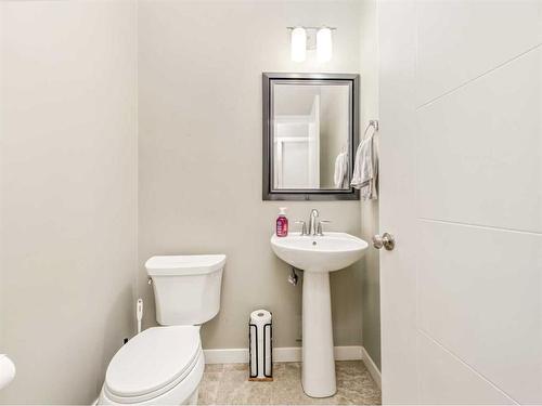 10 Haru Moriyama Road North, Lethbridge, AB - Indoor Photo Showing Bathroom