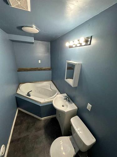 126 3 Street, Stirling, AB - Indoor Photo Showing Bathroom