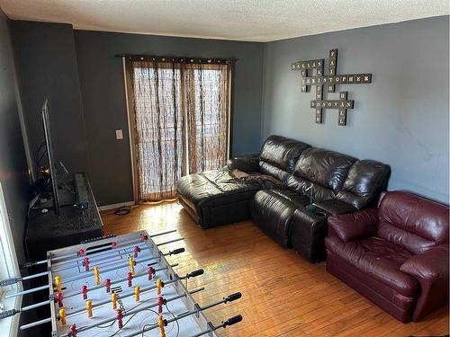 126 3 Street, Stirling, AB - Indoor Photo Showing Living Room