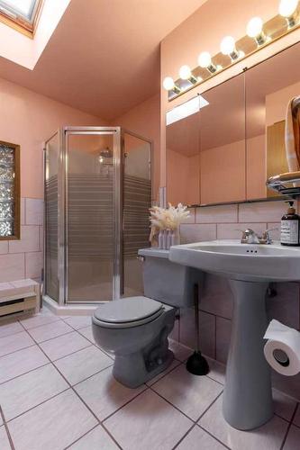 1417 St Andrew Road North, Lethbridge, AB - Indoor Photo Showing Bathroom