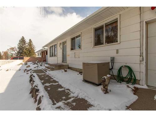 1417 St Andrew Road North, Lethbridge, AB - Outdoor With Exterior