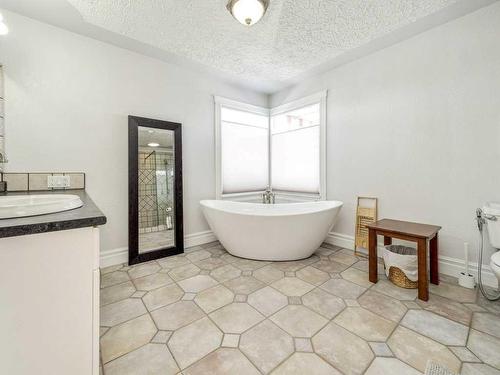 689 Frederick Street, Pincher Creek, AB - Indoor Photo Showing Bathroom
