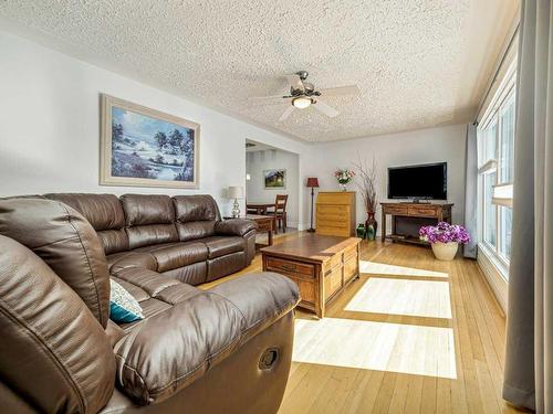 689 Frederick Street, Pincher Creek, AB - Indoor Photo Showing Living Room