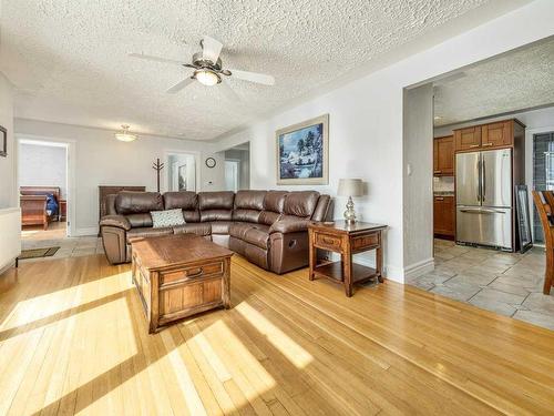 689 Frederick Street, Pincher Creek, AB - Indoor Photo Showing Living Room