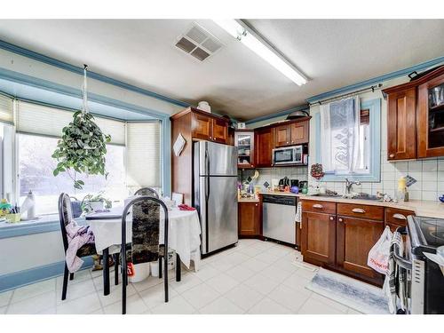 154 4Th Avenue East, Cardston, AB - Indoor Photo Showing Kitchen