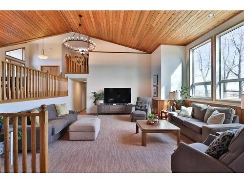 338 Homeseekers Avenue, Cardston, AB - Indoor Photo Showing Living Room
