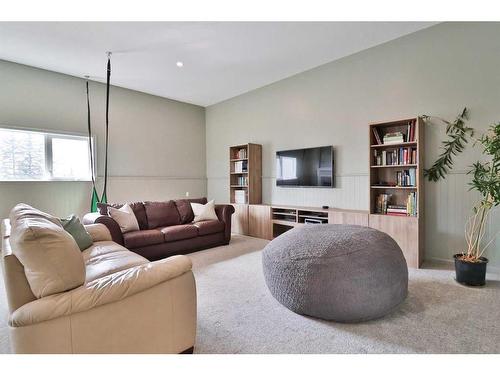338 Homeseekers Avenue, Cardston, AB - Indoor Photo Showing Living Room