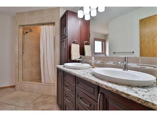338 Homeseekers Avenue, Cardston, AB - Indoor Photo Showing Bathroom
