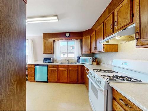 330 19Th Street, Fort Macleod, AB - Indoor Photo Showing Kitchen With Double Sink