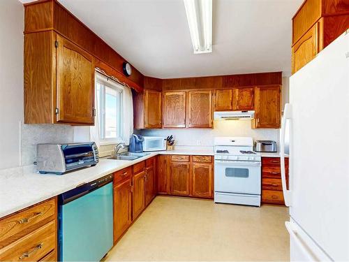 330 19Th Street, Fort Macleod, AB - Indoor Photo Showing Kitchen With Double Sink