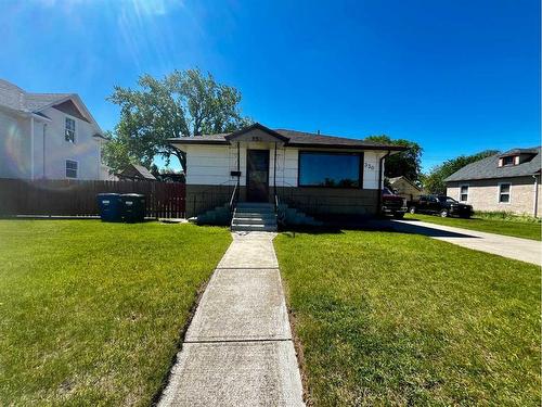 330 19Th Street, Fort Macleod, AB - Outdoor With Facade