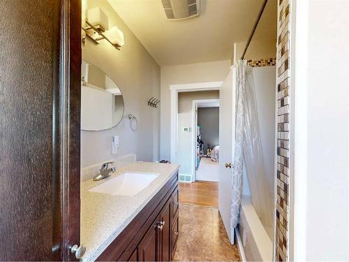 330 19Th Street, Fort Macleod, AB - Indoor Photo Showing Bathroom