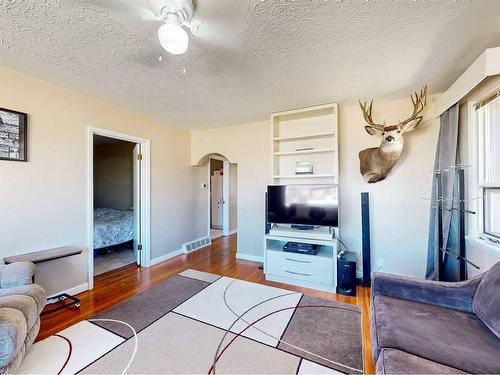 330 19Th Street, Fort Macleod, AB - Indoor Photo Showing Living Room