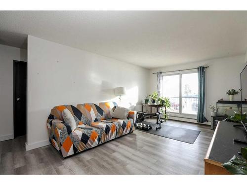 6202 52 Street, Taber, AB - Indoor Photo Showing Living Room