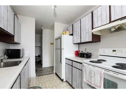 6202 52 Street, Taber, AB - Indoor Photo Showing Kitchen