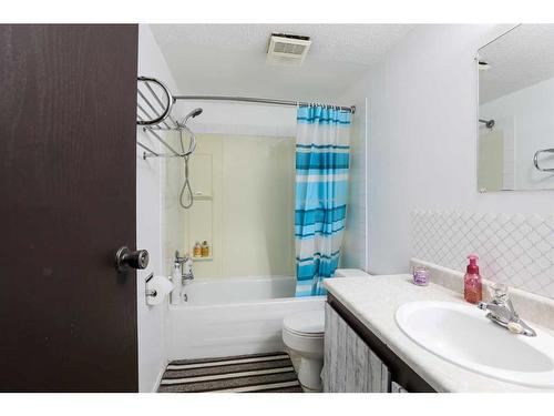 6202 52 Street, Taber, AB - Indoor Photo Showing Bathroom