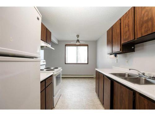 6202 52 Street, Taber, AB - Indoor Photo Showing Kitchen With Double Sink