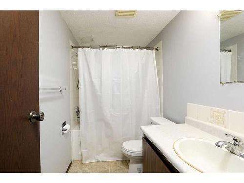 6202 52 Street, Taber, AB - Indoor Photo Showing Bathroom