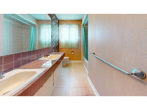 3520 South Parkside Drive South, Lethbridge, AB - Indoor Photo Showing Bathroom